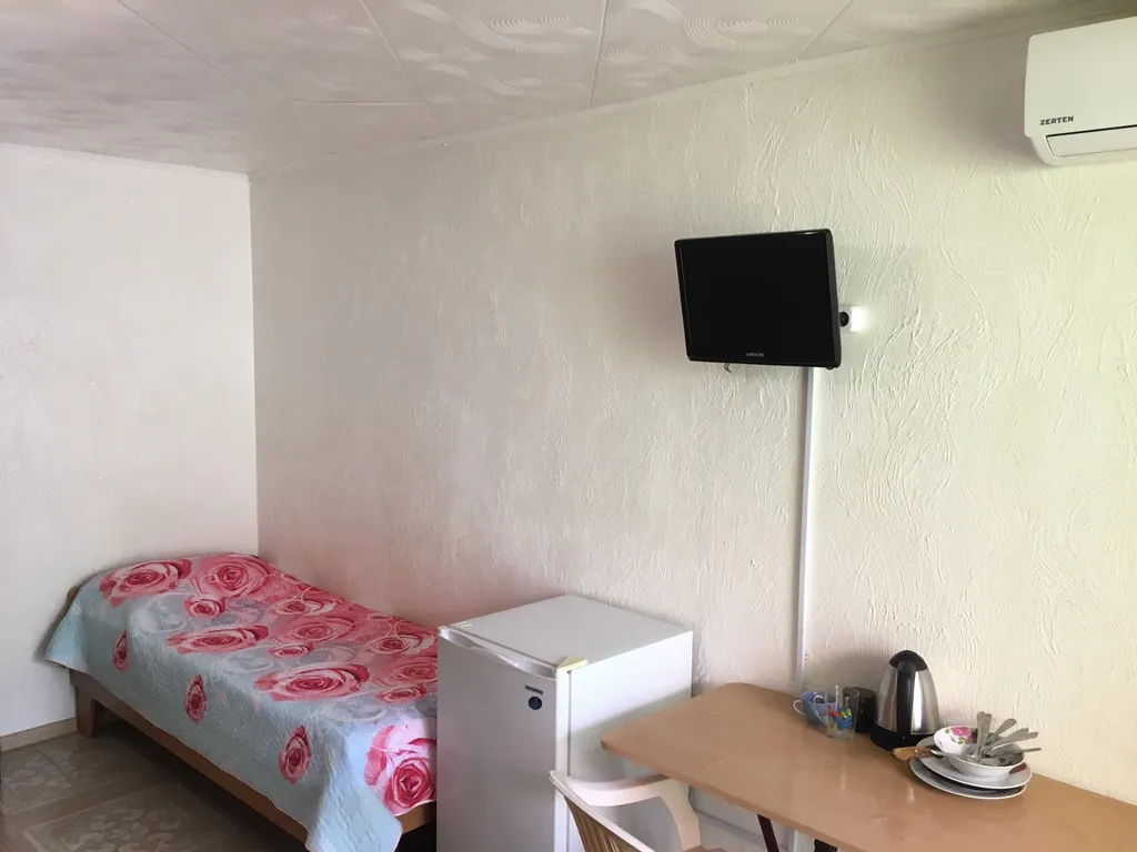 Номер / кондиционер, терраска увитая виноградной беседочкой, парковка