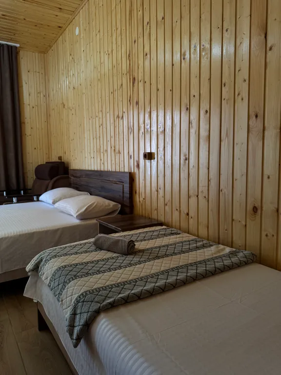 Двухэтажный деревянный коттедж с деревянной отделкой