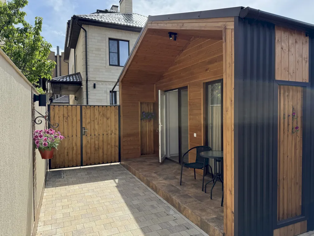 Коттедж Коттедж Деревянный Барнхаус с террасой и парковкой - 7 минут до моря — Геленджик