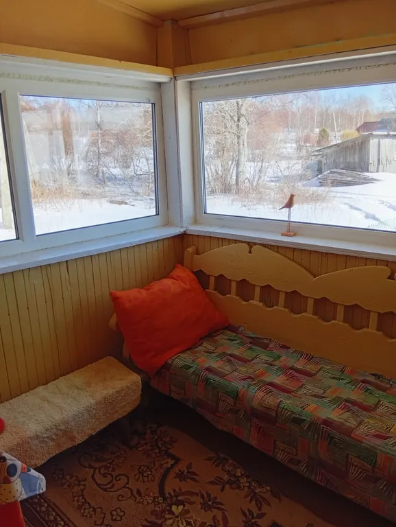 Карельский дом на берегу  озера.