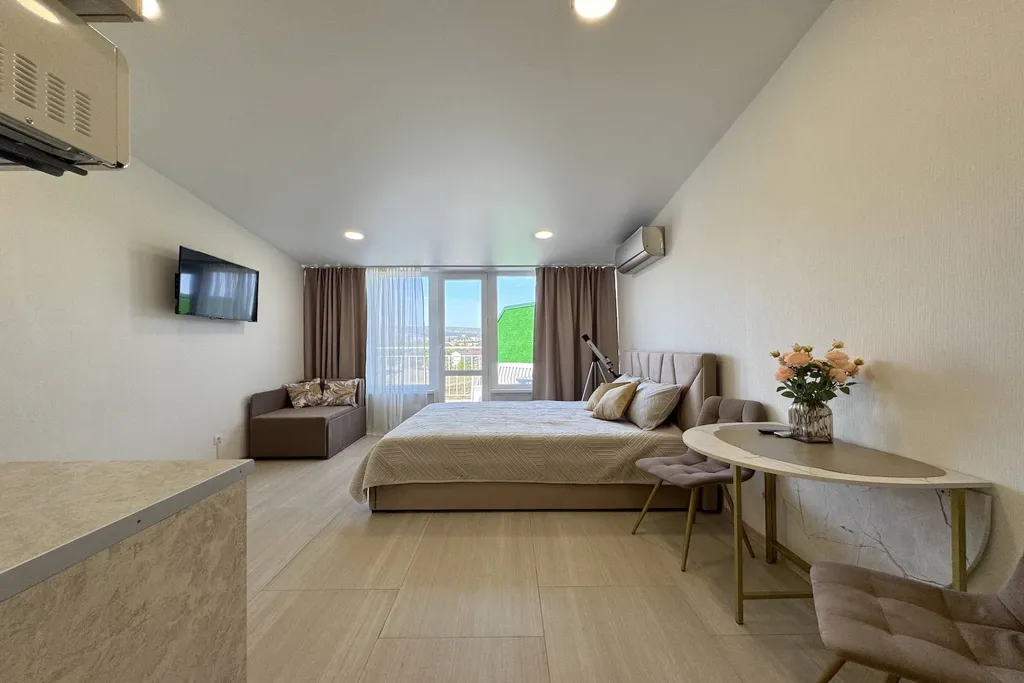 Красивая студия на берегу моря