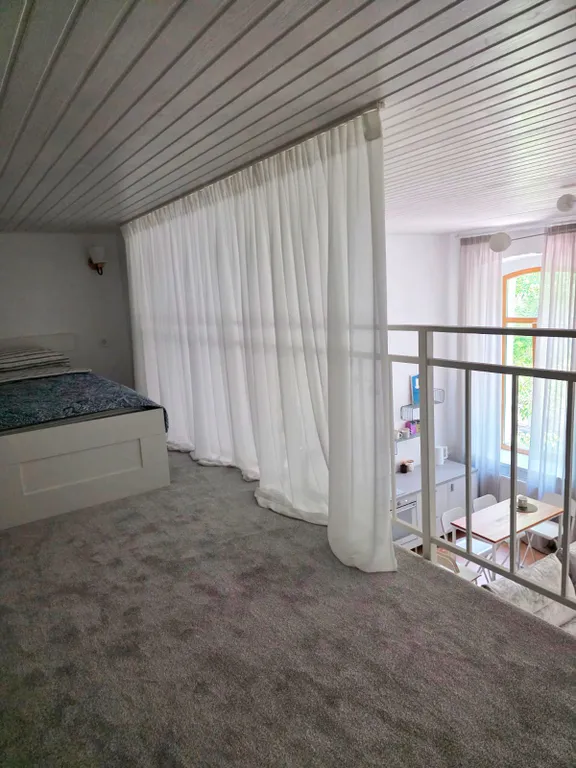 Новые апартаменты с высокими окнами на пешеходной улице