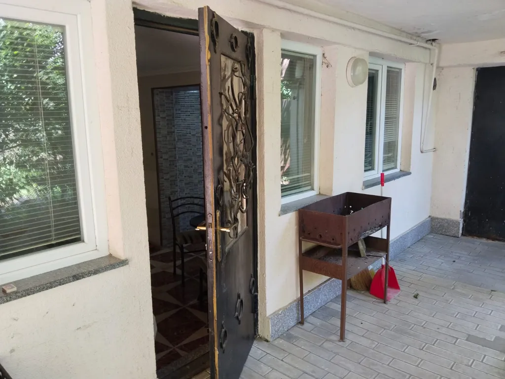 Апартаменты с большой кухней и выходом во двор