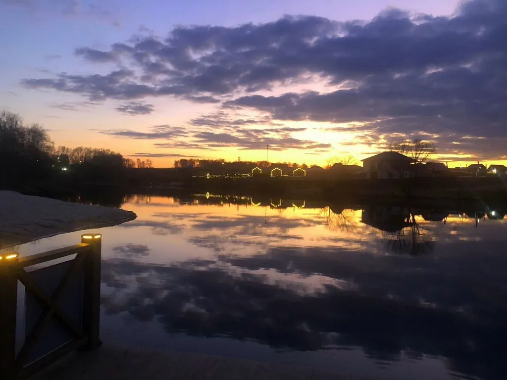 Дом у озера в стиле А-frame