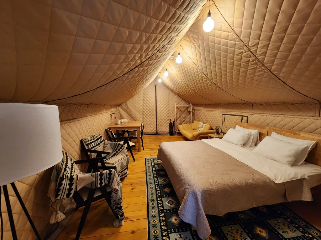 Тёплый сафари-тент с видом на горы