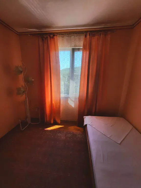 Комната с видом на горы и лес