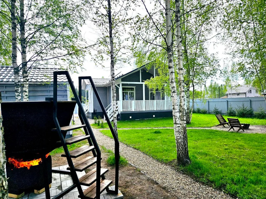 Дом с большой террасой, банным чаном и баней на дровах в окружении леса