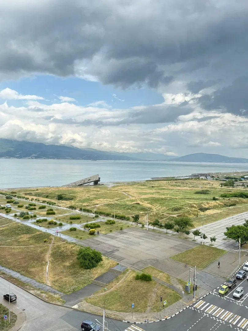 Вид из окна на море, горы, мемориал Малая Земля