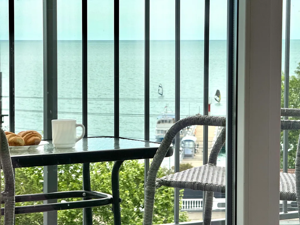 Двухкомнатная квартира с прямым видом на море