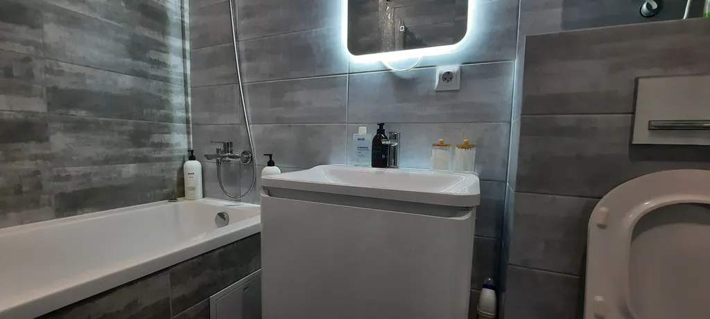 Чистая квартира с большой кроватью