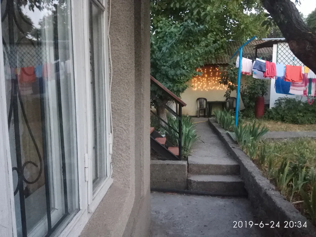 Светлая комната с видом на осенний сад