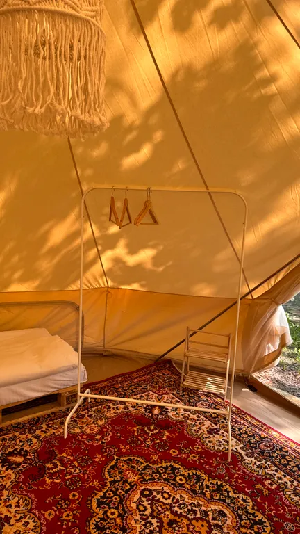 Большой шатёр в кемпинге вблизи озера