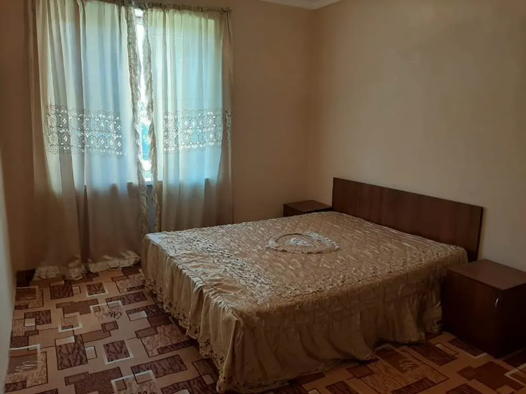 Просторная квартира в центре города — аренда посуточно в Пицунда