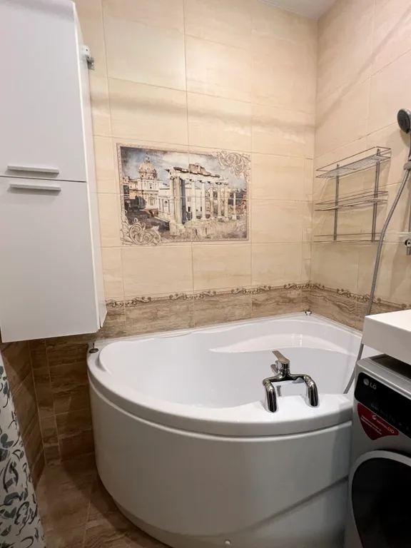 Дизайнерская квартира с большим телевизором