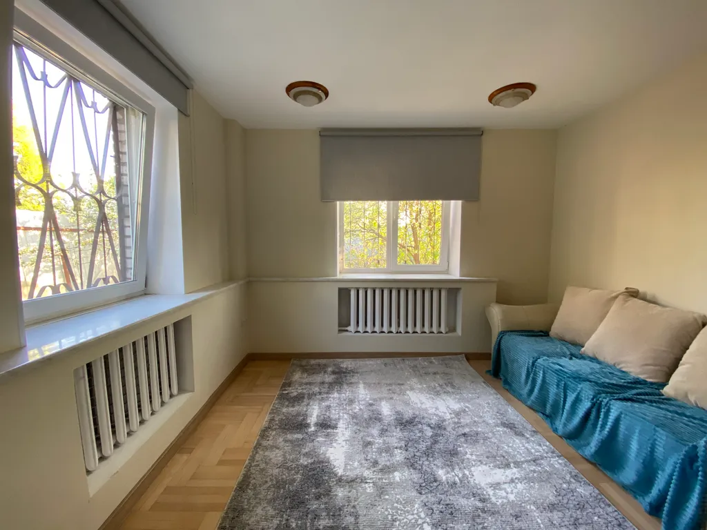 Дом с елкой и снеговиком, за домом манеж с лошадьми