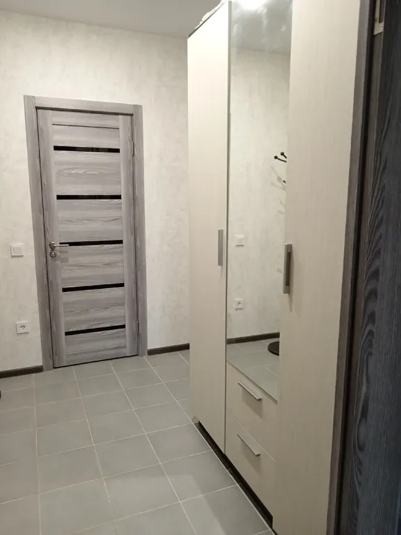 Уютная квартира с панорамными окнами и видом на озеро