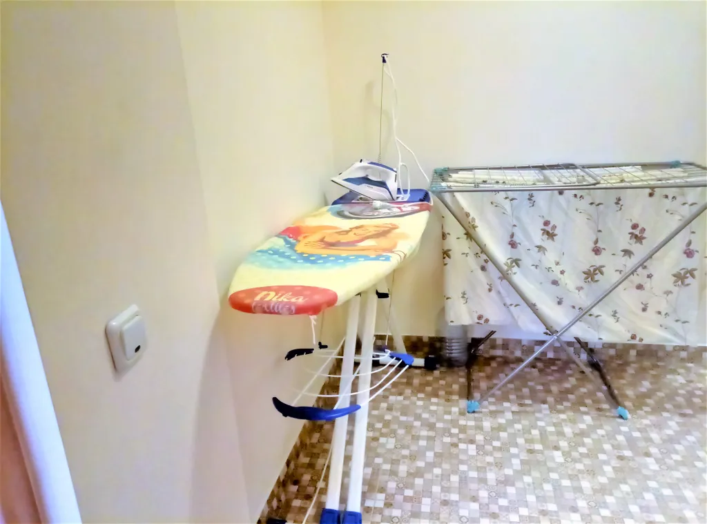 Уютная студия Мегаполис с большими окнами и плотными шторами