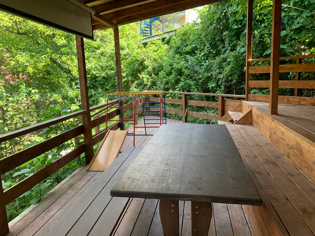 Уютный дом с просторной территорией