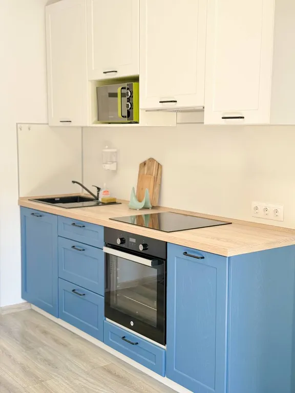 Уютная квартира напротив бассейна со своими лежаками, 7 спальных мест