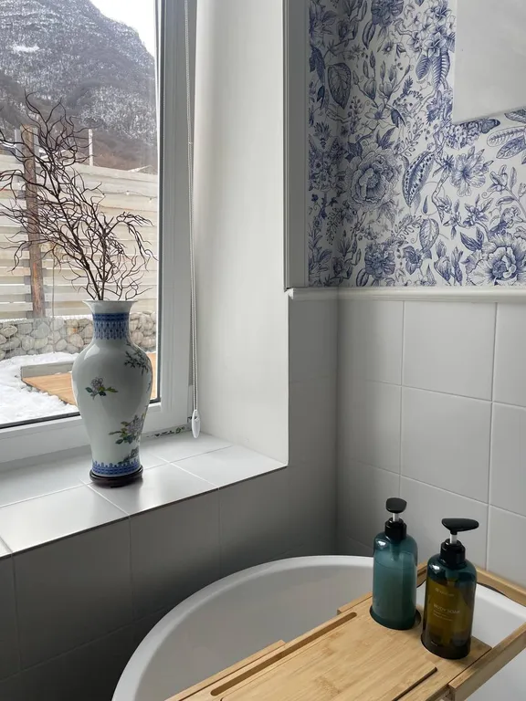 Дом с бассейном у леса