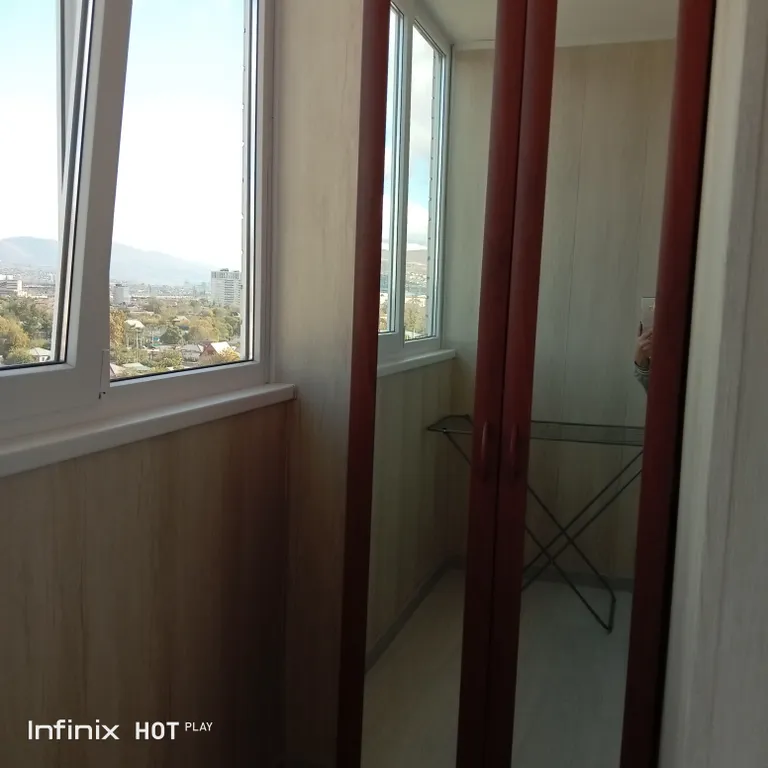 Студия с видом на горы и новороссийский порт