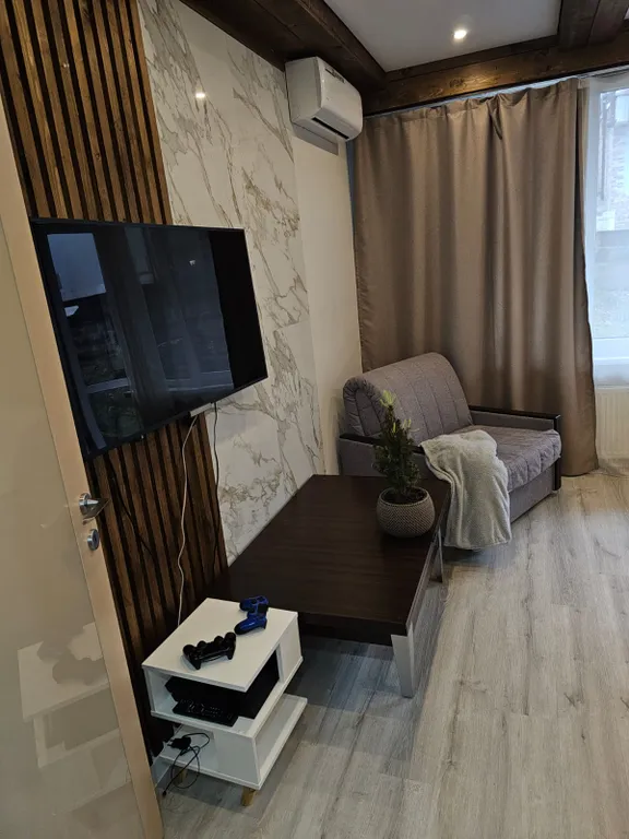 Новая 2-комнатная в центре с отдельной спальней и входом