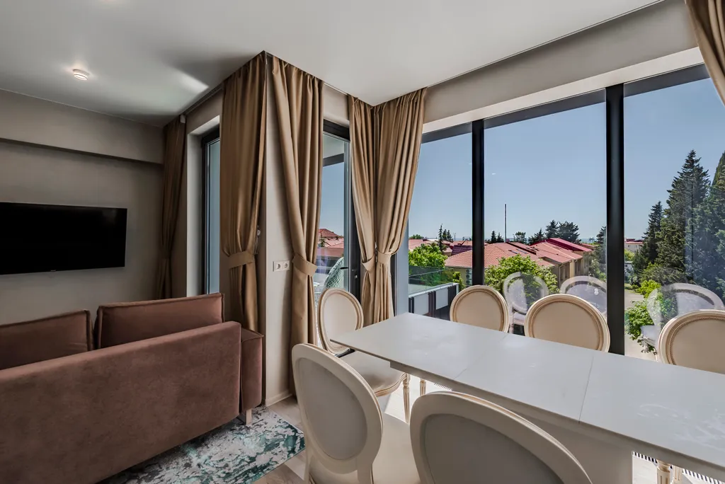 Двухэтажный апартамент с круглогодичным бассейном и залом