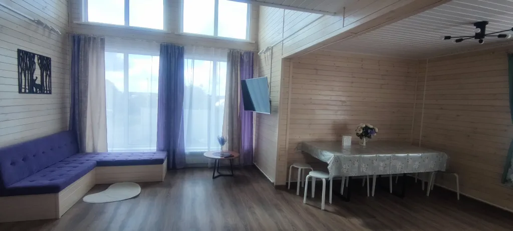 Современный дом с видом на лес