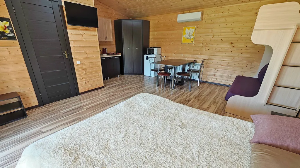 Фиолетовая студия делюкс с собственной террасой и отдельным входом