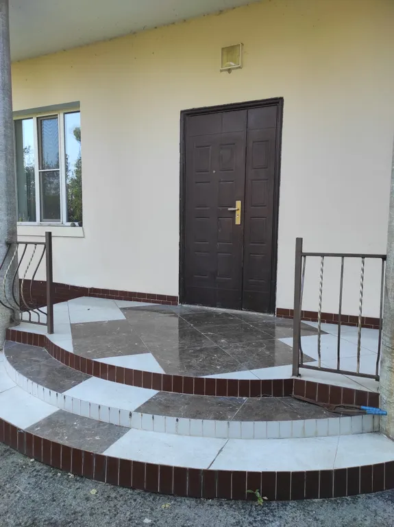 Уютная комната в большом частном доме с выходом на балкон