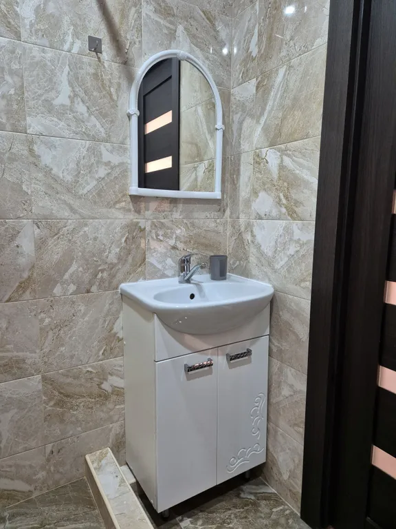 Яркая студия с видом на бассейн