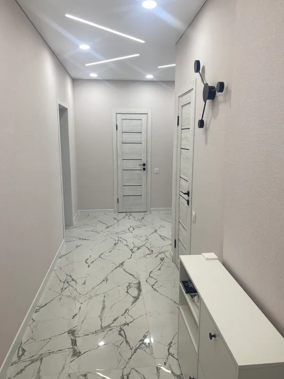 На берегу с видом на море