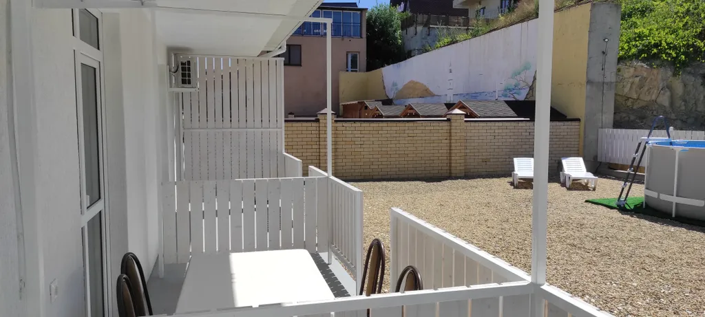 Уютная комната с видом на море