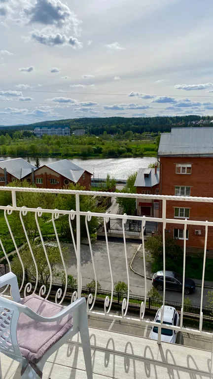 Ваш оазис спокойствия с видом на реку и горы в центре городской жизни