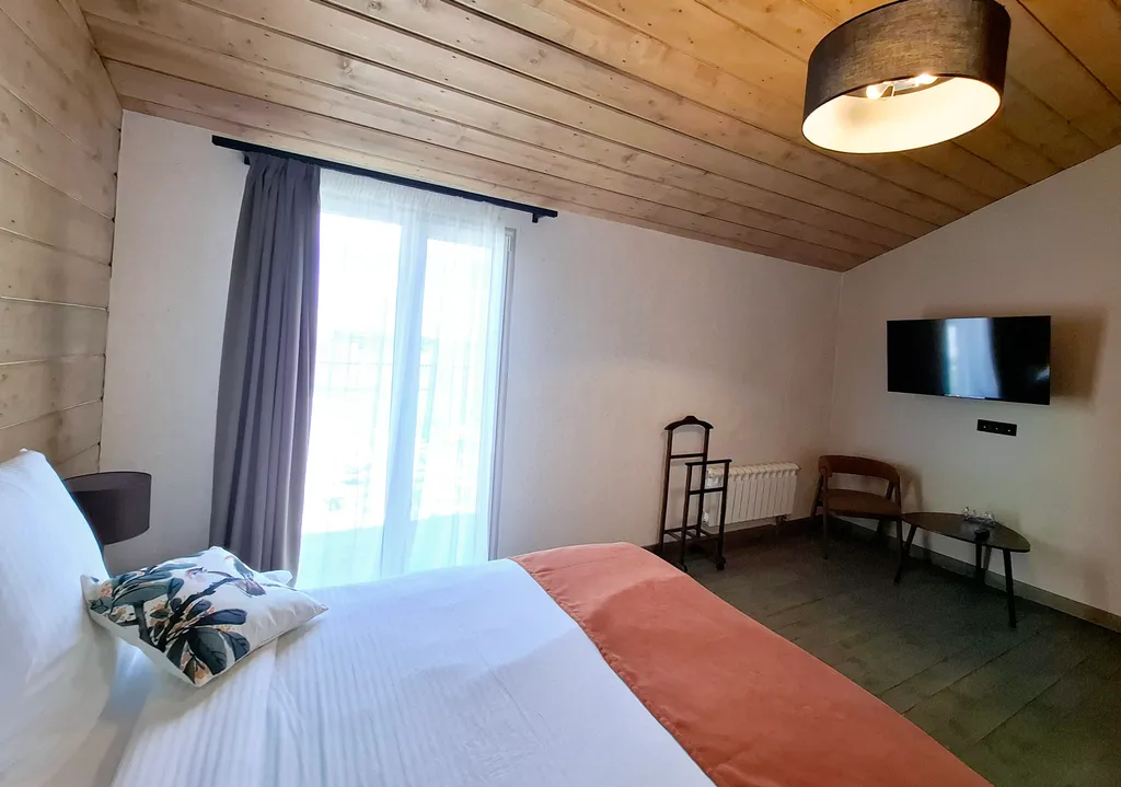 Просторный двухкомнатный коттедж в лесу у пруда