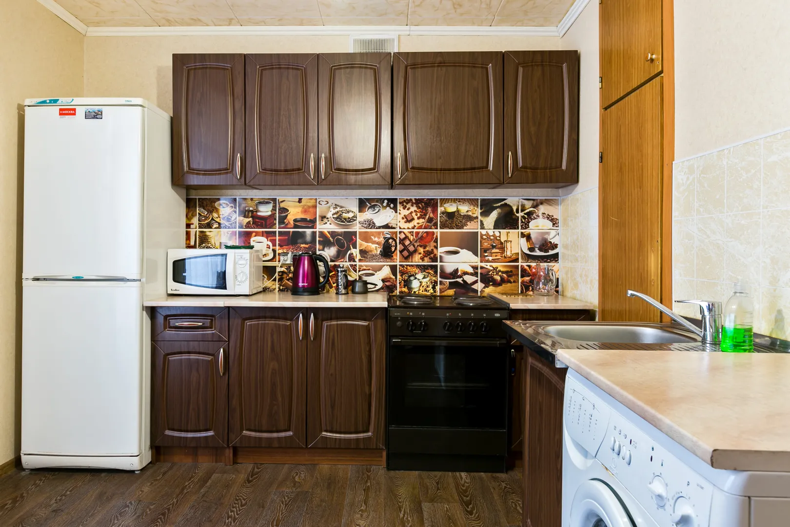 Просторная кухня со всей необходимой мебелью и техникой, ЖК-телевизор, стиральная машина-автомат. Имеется весь комплект посуды для приготовления и приема пищи.