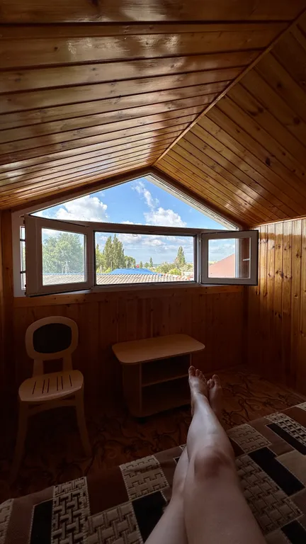 Благоустроенная комната в коттедже с двумя балконами и видом на море.