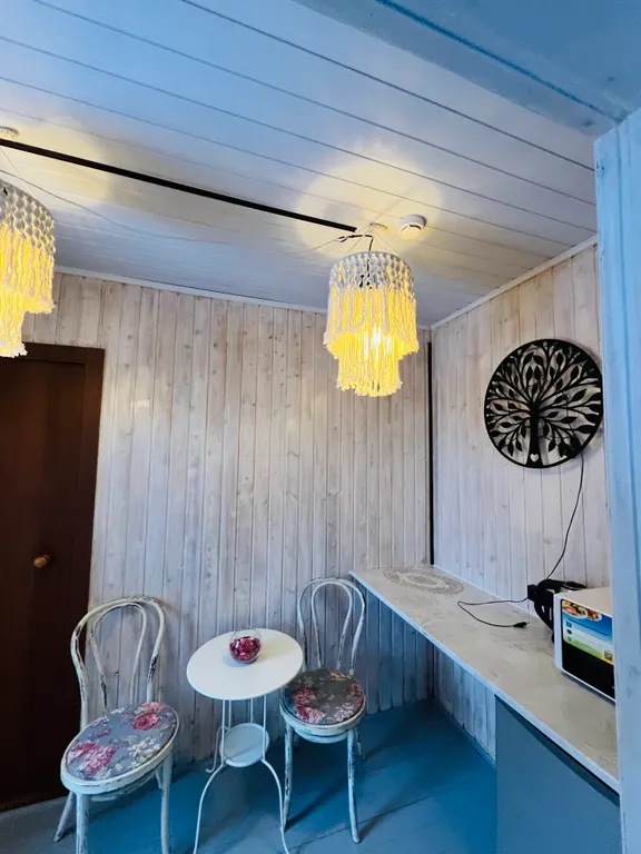 Уютный дом у реки с мангалом