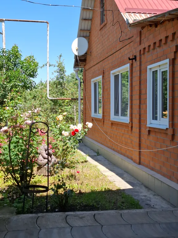 Дом с навесом возле реки