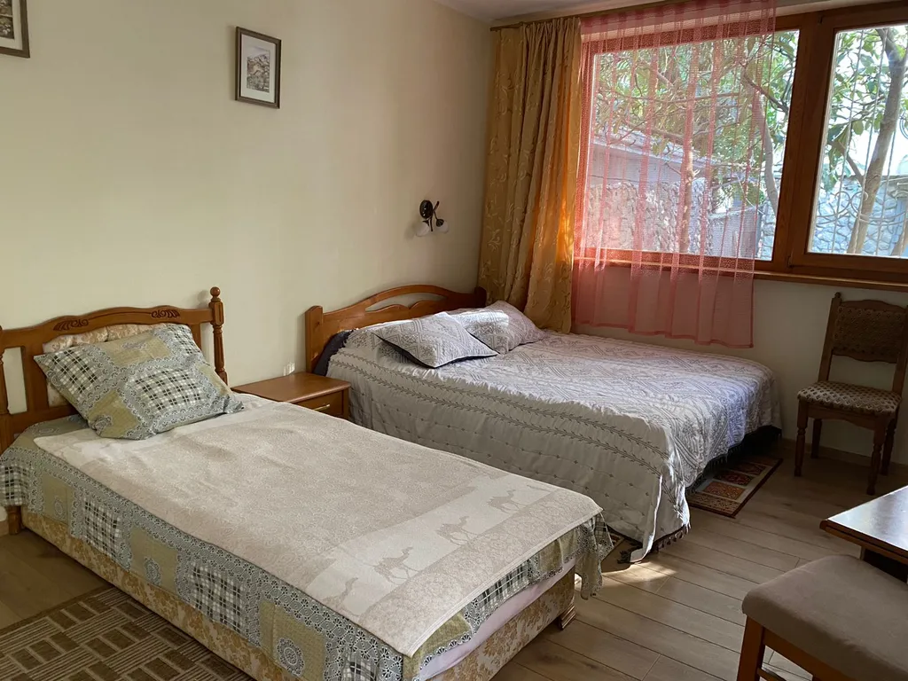 Уютный домик с двориком в центре города у моря