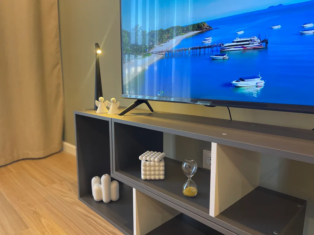 Новая квартира с кроватью возле панорамного окна, высокий этаж