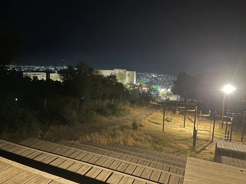 Уютный домик видом на город Дербент 5000 лет и на крепость Нарын-кала