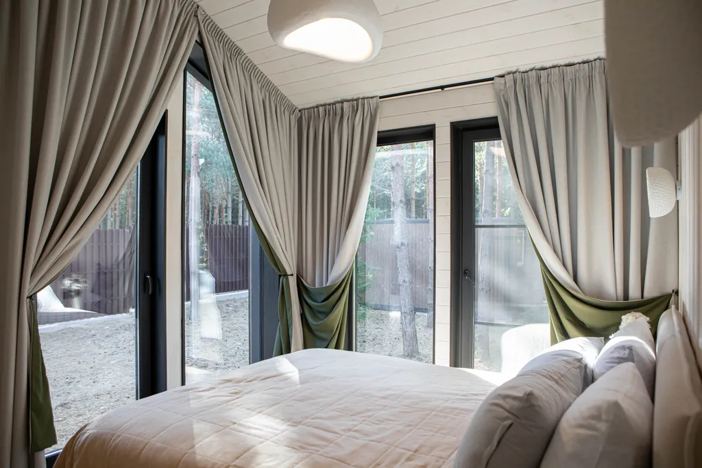 Дом в сосновом лесу с ванной у окна