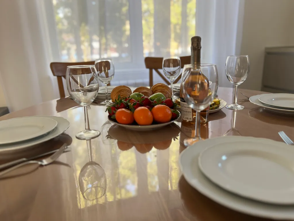 Просторный дом с камином в сосновом лесу