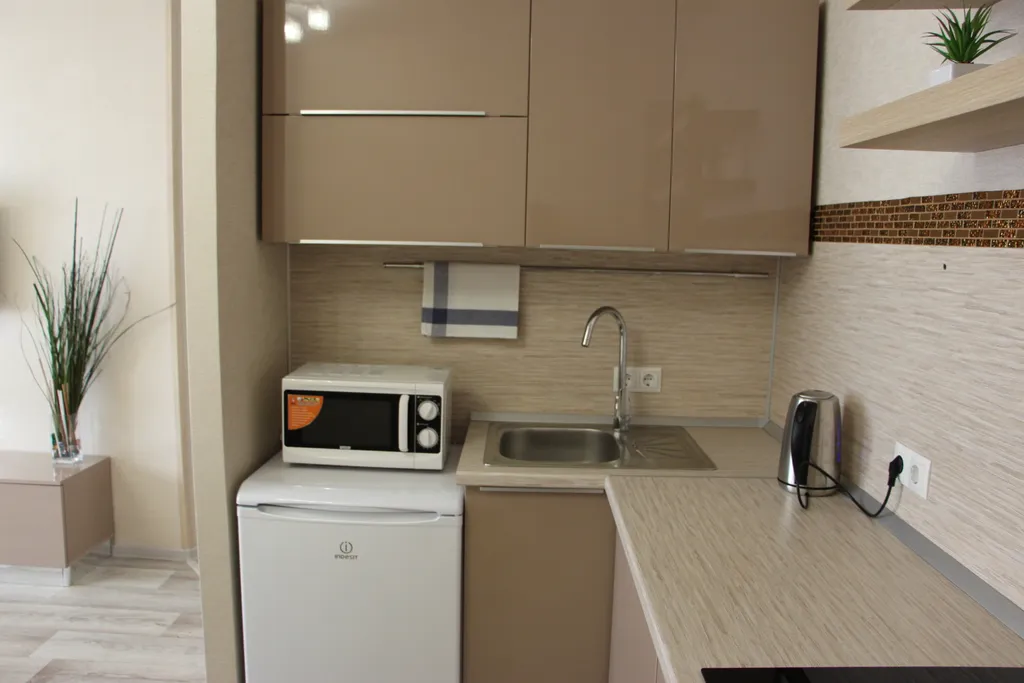 Просторная и комфортабельная евродвушка с балдахином над кроватью