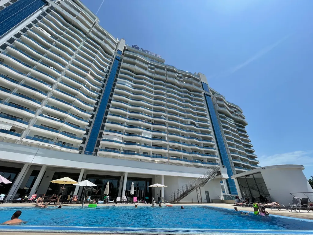 Апартамент с видом на море в жилом комплексе с бассейном