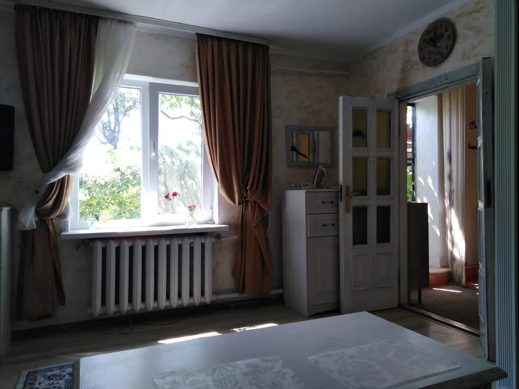 Первый этаж дома с отдельным входом и небольшим двориком