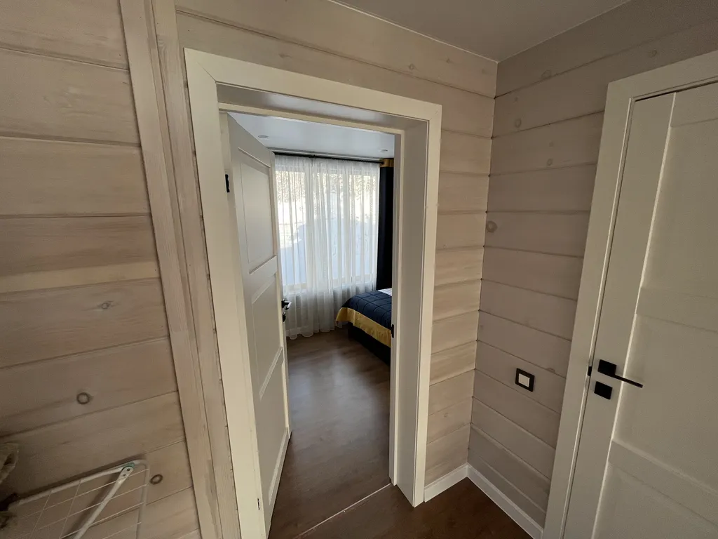 Уютный треугольный домик в лесу