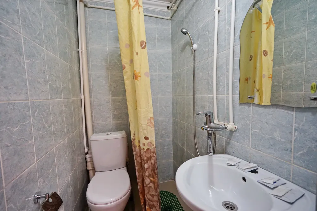 Четырёх местный номер,шумоизоляция,рынок,магазины,кафе.