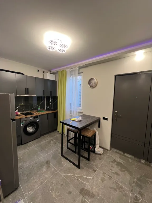 Sweet Yellow Apartment Self Check In